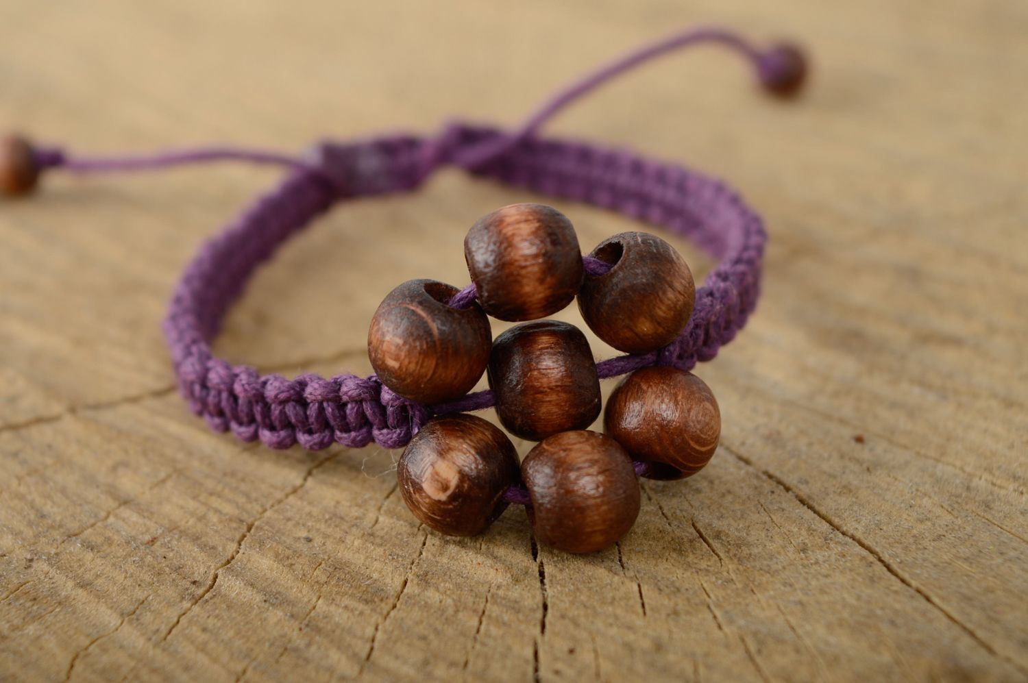 Bracelet en macramé tressé lacet ciré mauve et perles en bois marron fait main photo 1