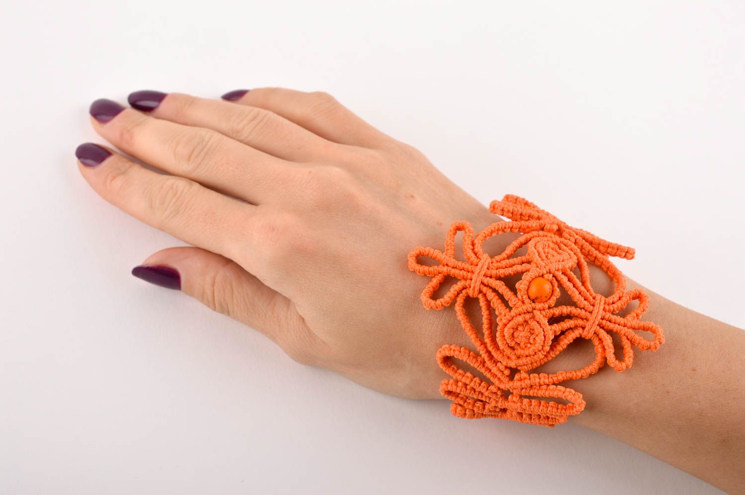 Модный браслет украшение ручной работы оранжевый украшение в технике макраме фото 5