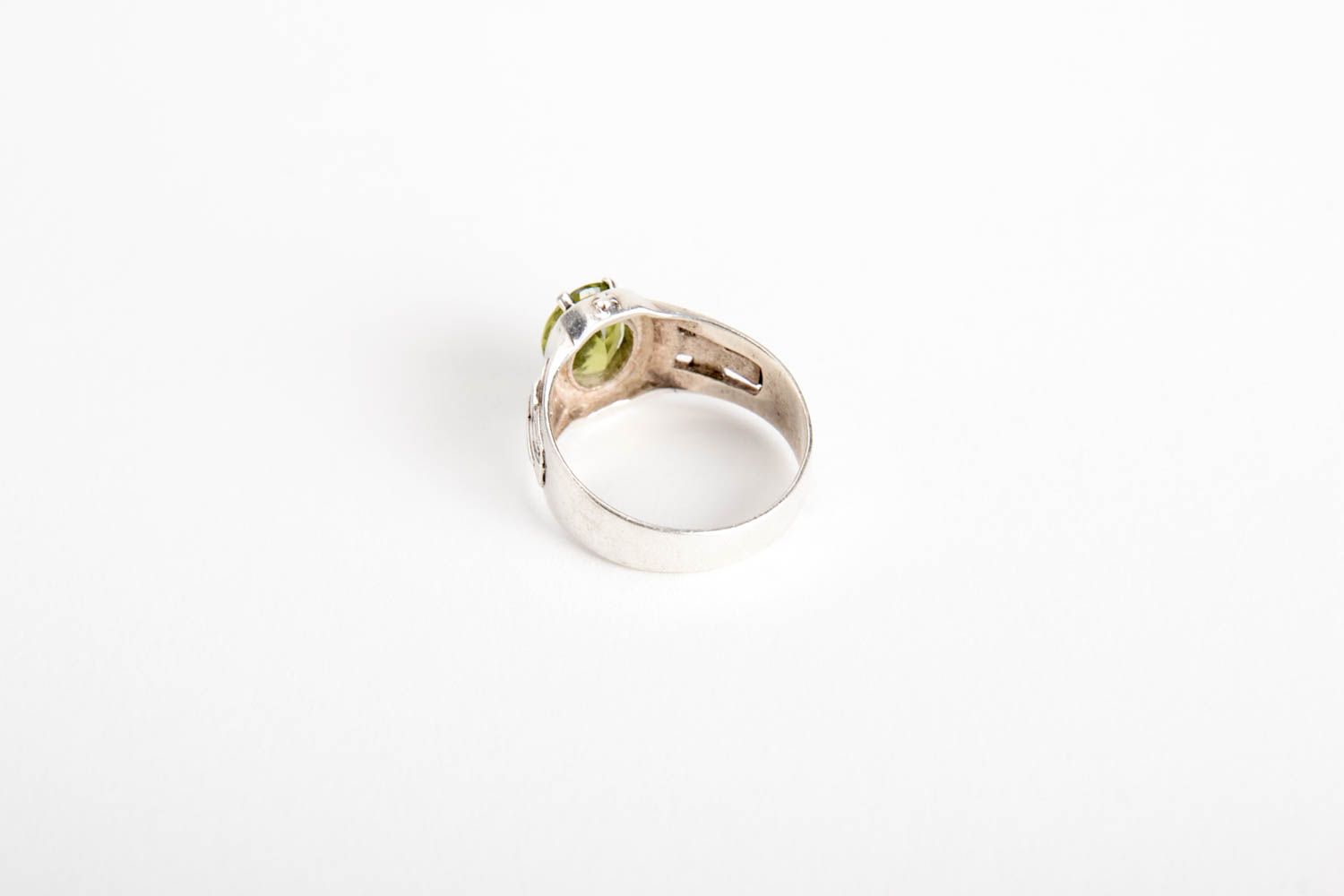 Украшение ручной работы серебряный перстень подарок для мужчины с хризолитом фото 3