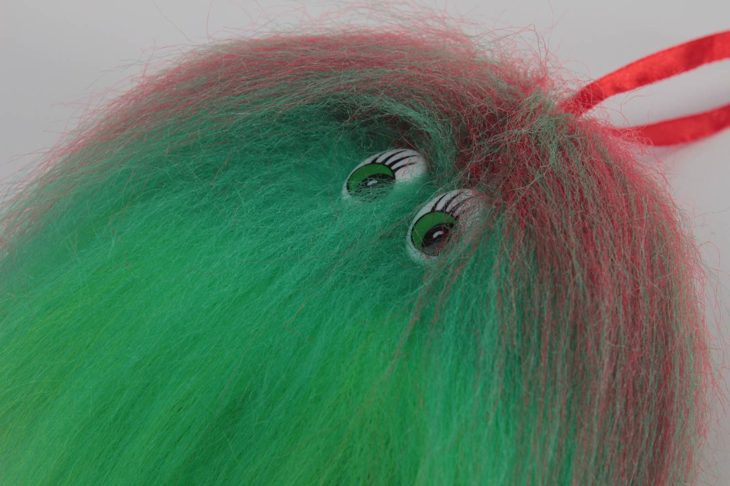 Смешная разноцветная игрушка-пушистик из искусственного меха с петелькой хендейд фото 3