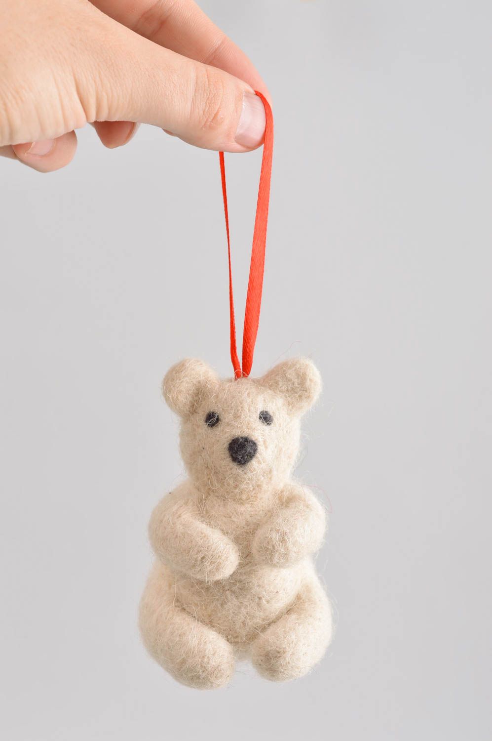Kuscheltier Eisbär mit Schlaufe handmade Spielzeug aus Wolle Geschenk für Kinder foto 5