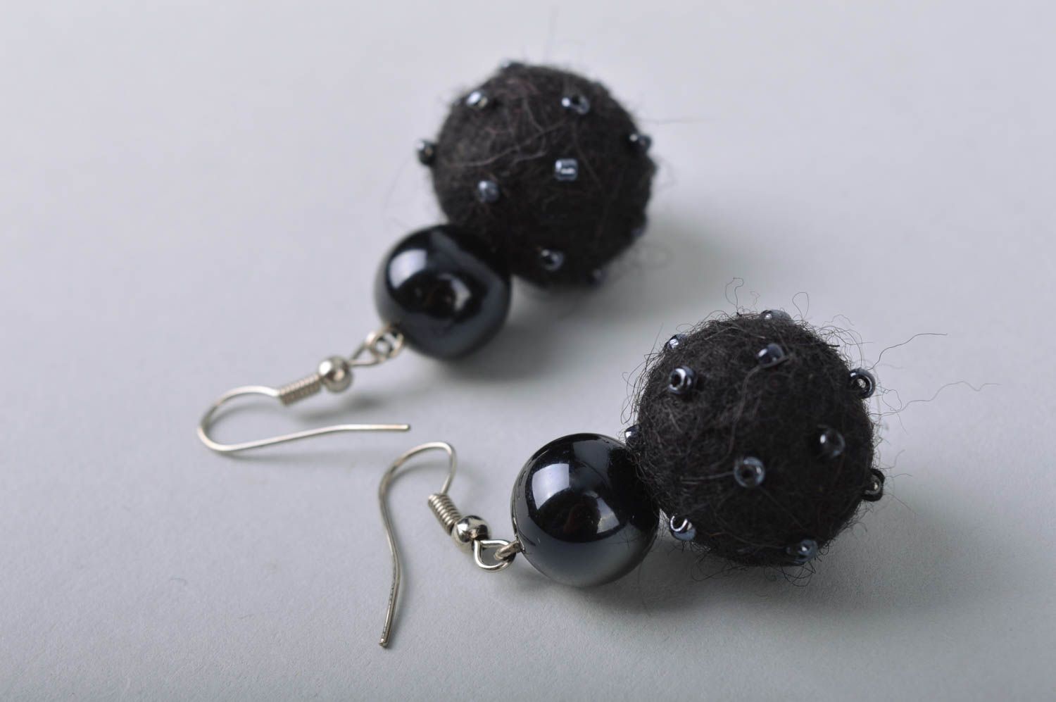 Boucles d'oreilles noires laine feutrée boules perles de rocaille faites main photo 4