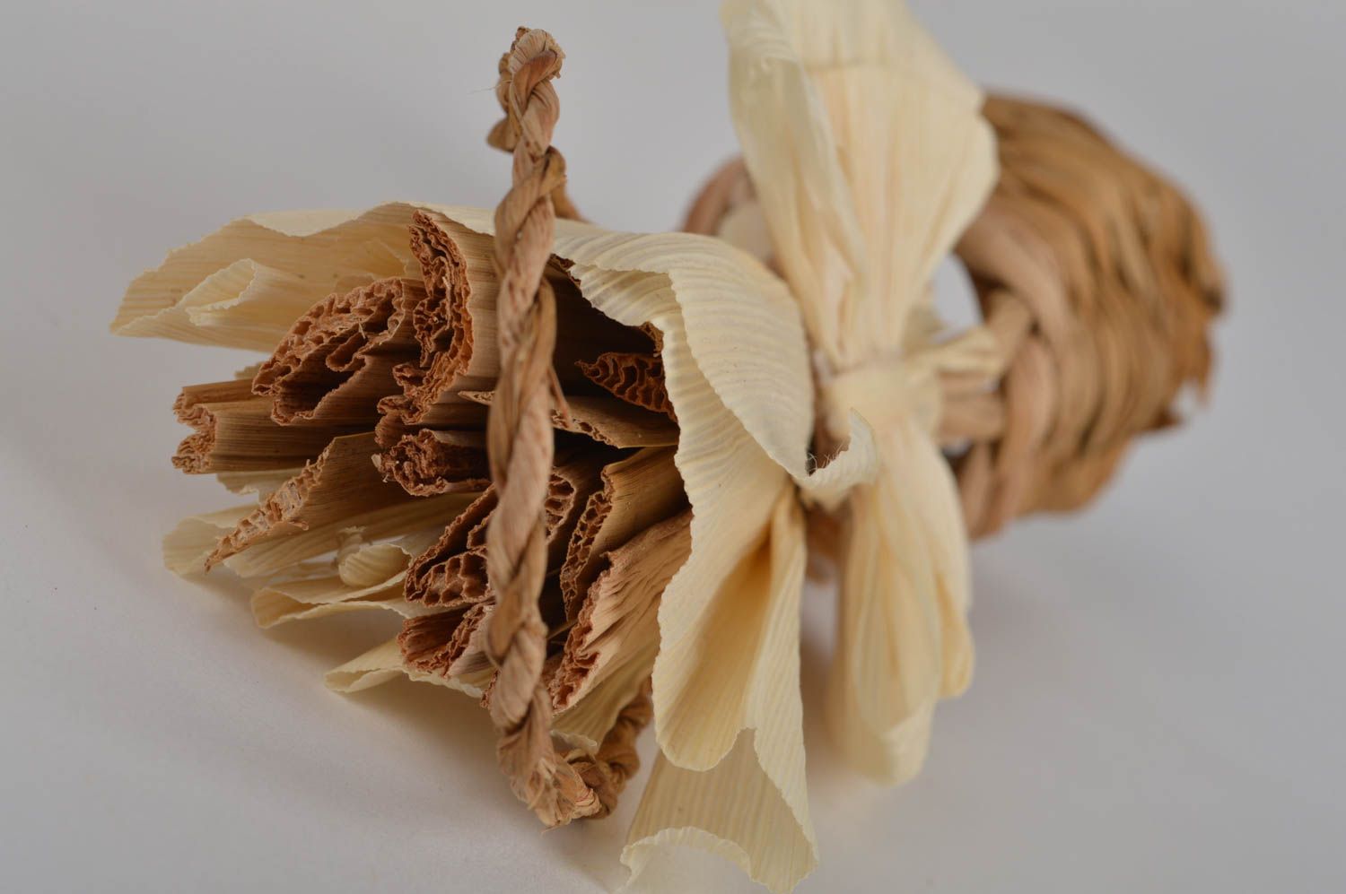 Декоративная подвеска в виде колокольчика из кукурузных листьев ручной работы фото 3