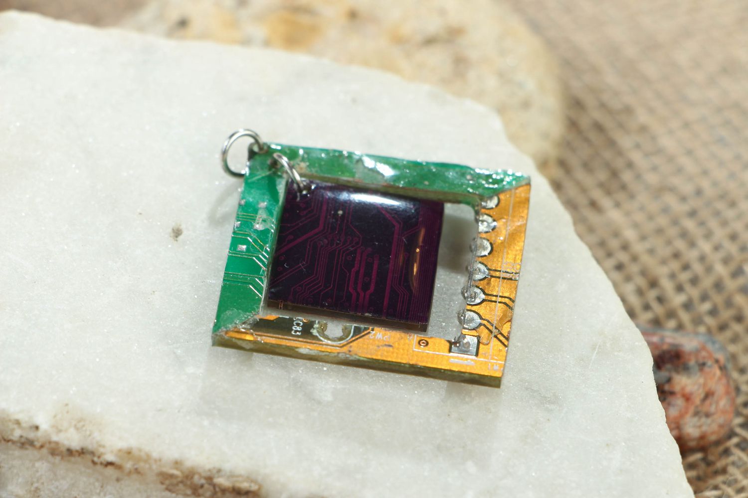 Colgante artesanal con circuito integrado de estilo cyberpunk de forma de rombo foto 4