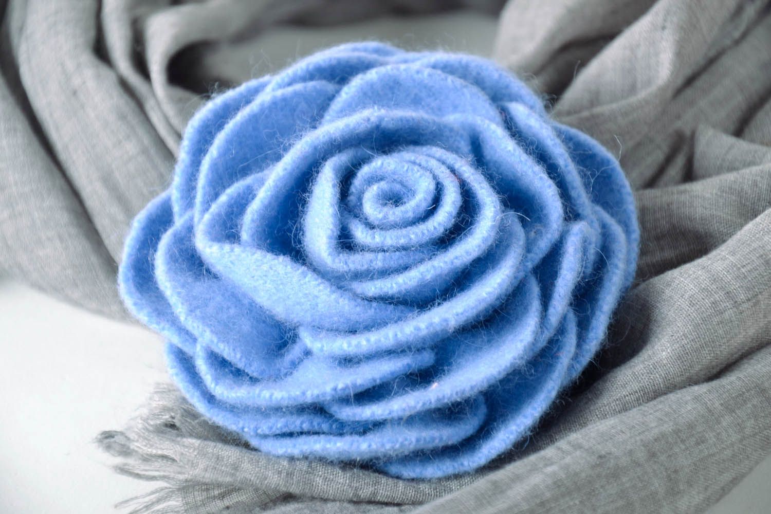 Broche artisanale en laine La rose bleue photo 1