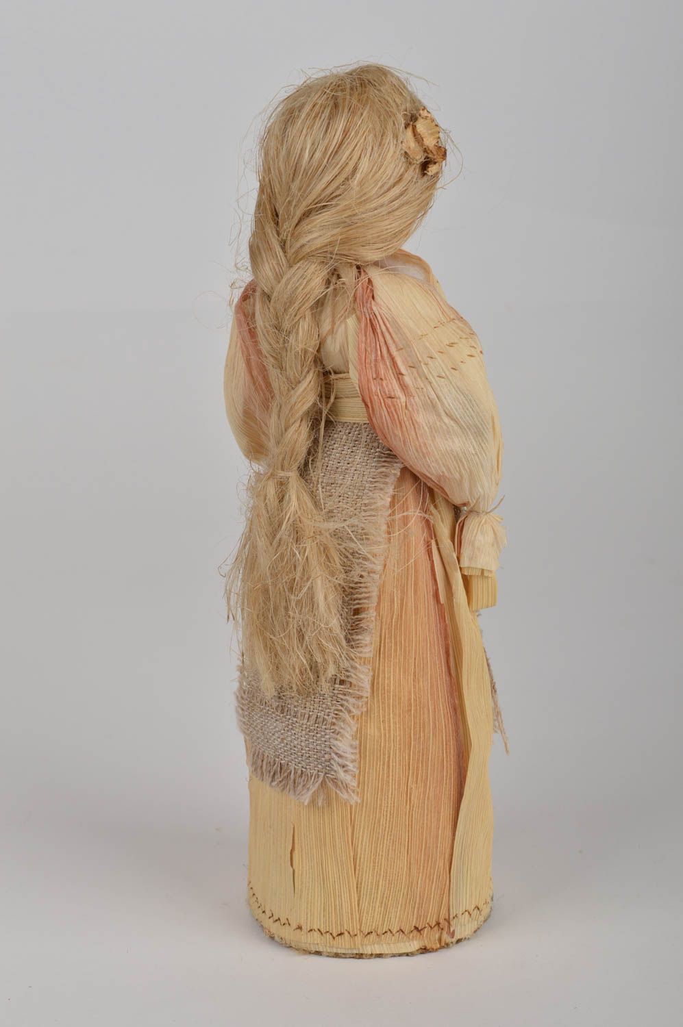 Бежевая кукла из кукурузных листьев в этническом стиле для интерьера хэнд мэйд фото 3