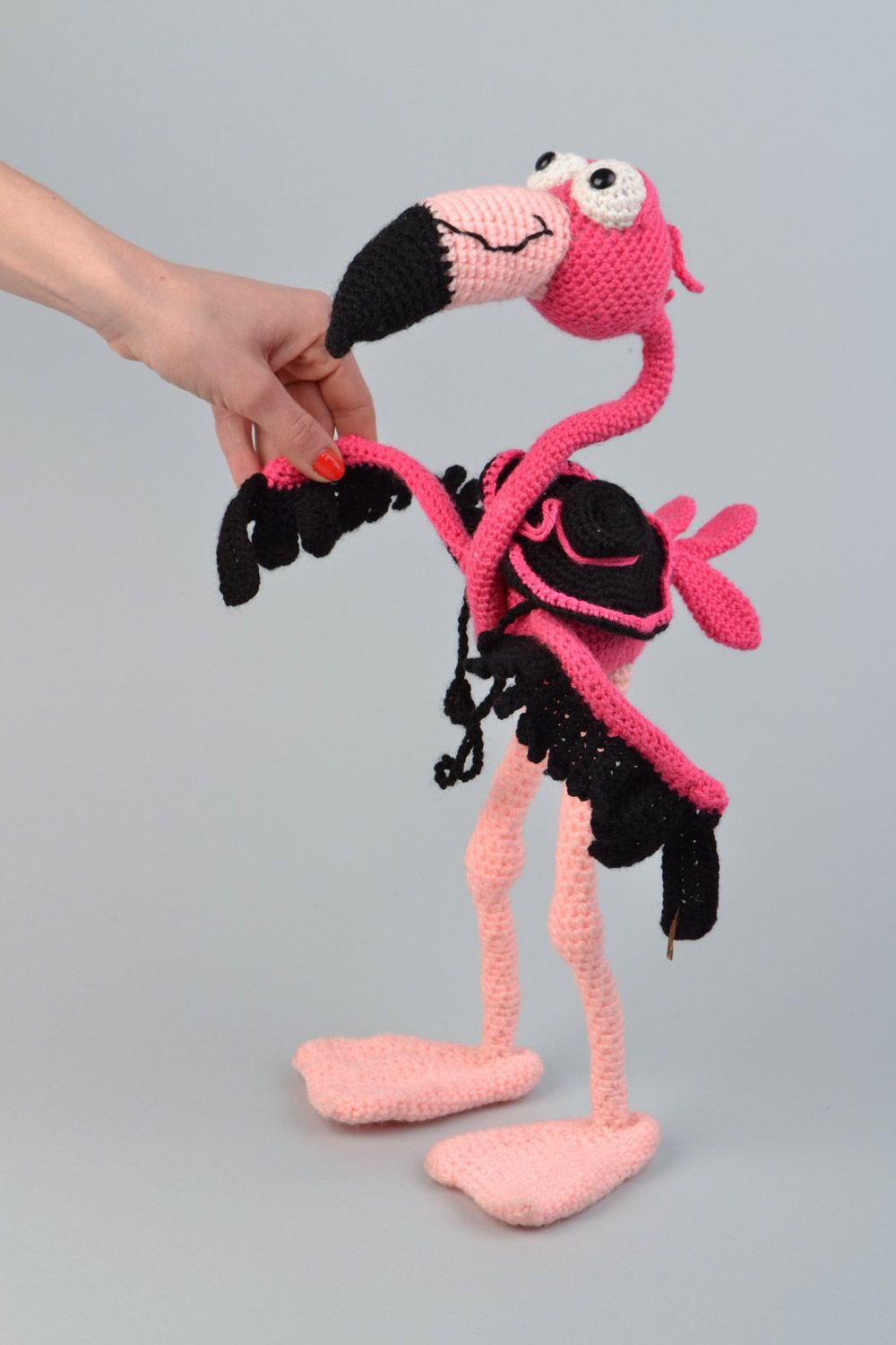 Мягкая вязаная игрушка фламинго розовый на проволочном каркасе ручная работа фото 1