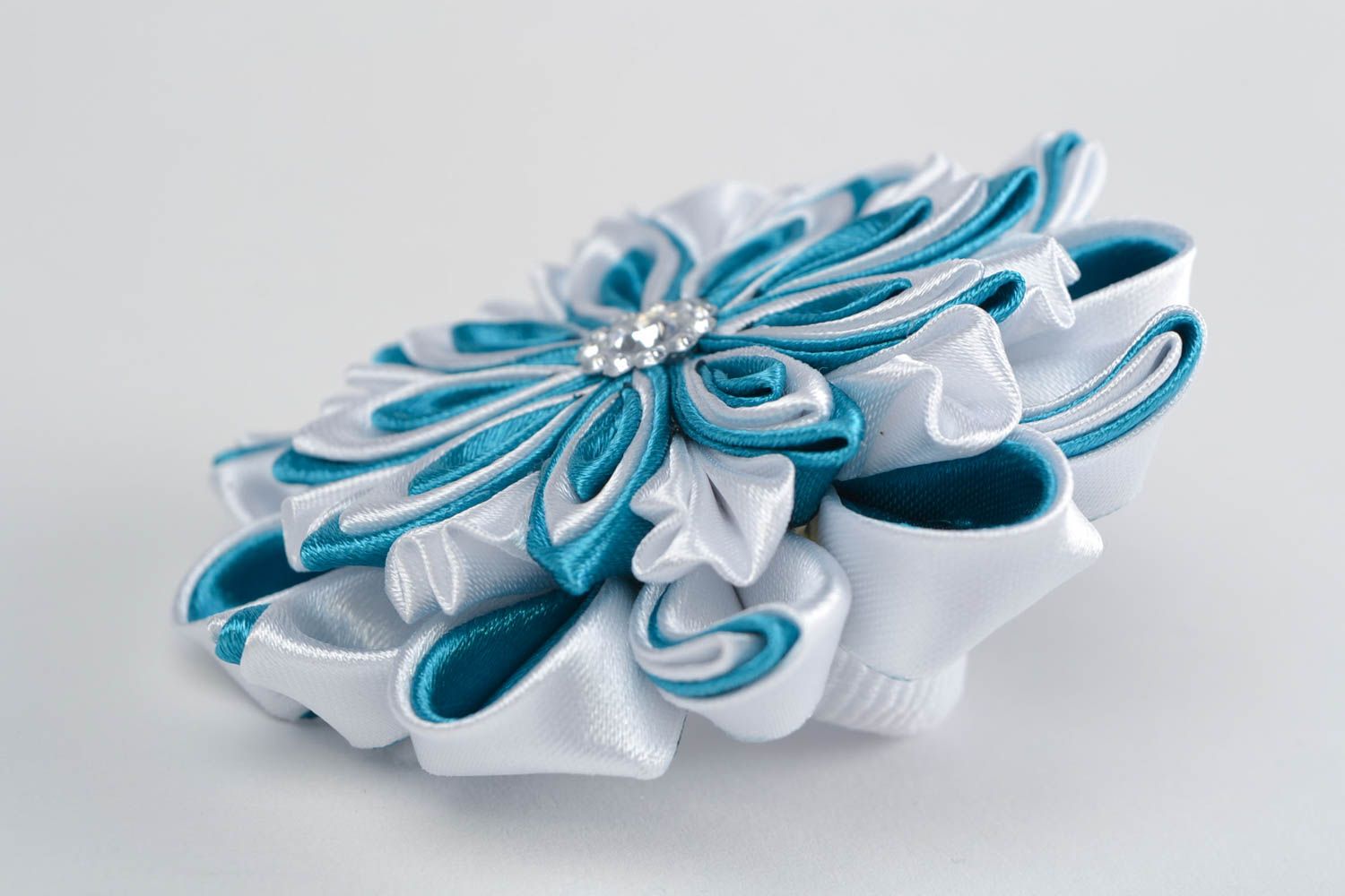 Coletero para el pelo artesanal de cintas de raso con forma de flor azul foto 4