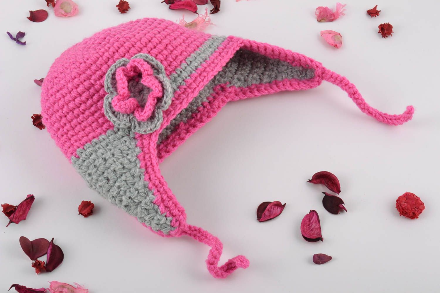 Шапка для девочки на завязках с цветком розовая с серым вязаная ручной работы фото 1