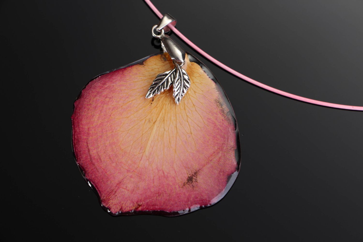 Pendant made of epoxy with rose petal photo 3