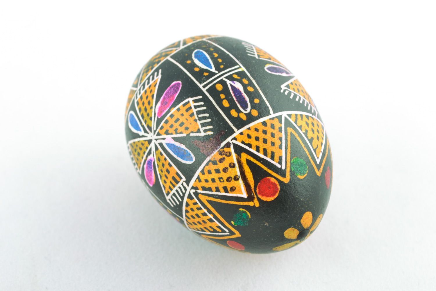 Huevo de Pascua pintado a mano en la técnica de cera foto 3