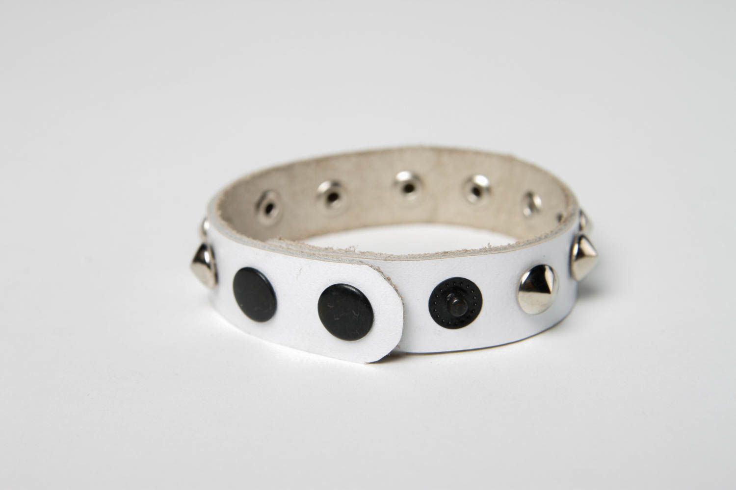 Bracelet cuir Bijou fait main blanc Accessoires design avec rivets métalliques photo 4
