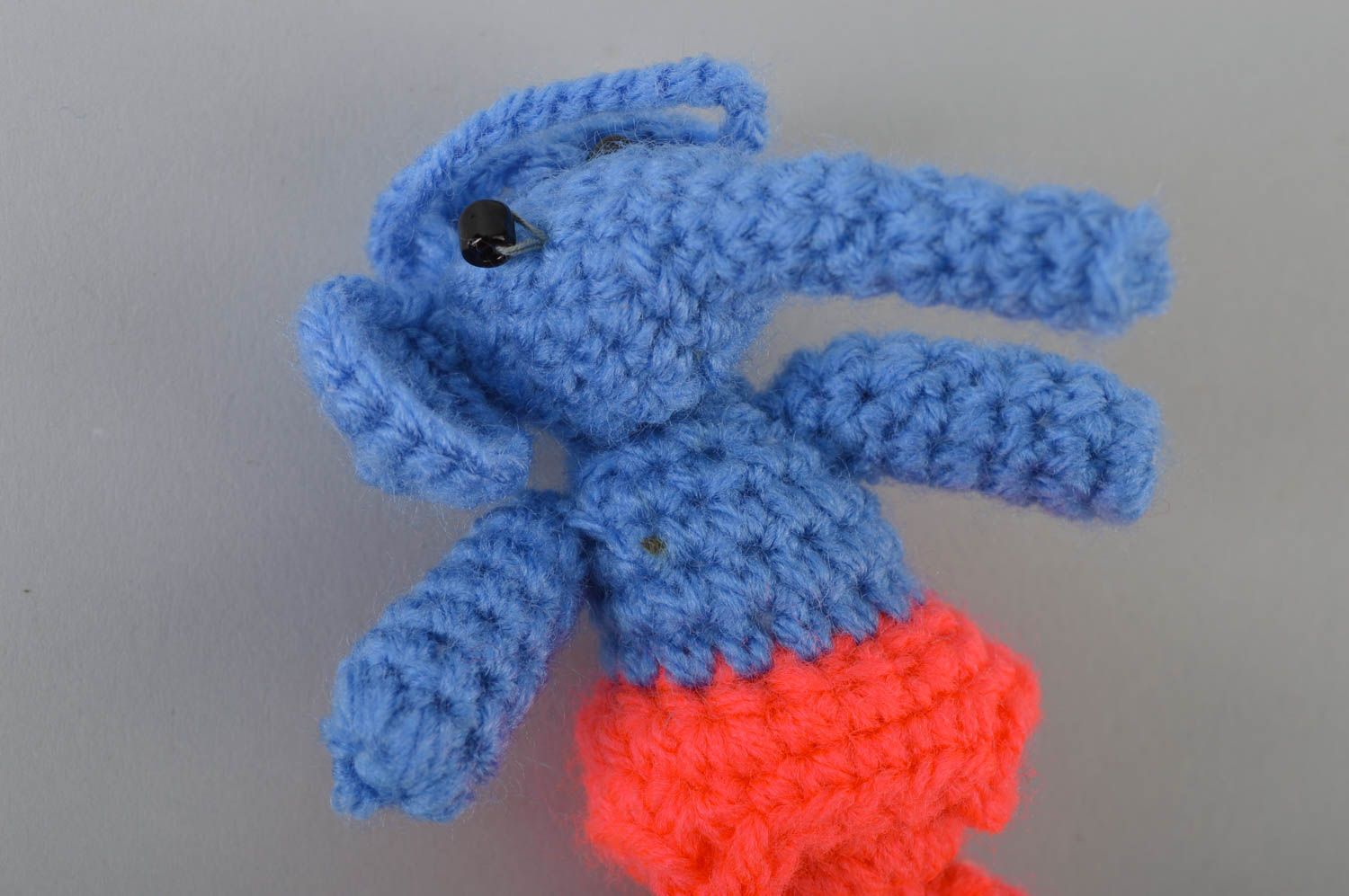 Colgante decorativo artesanal juguete tejido a ganchillo elefante azul con rojo foto 4