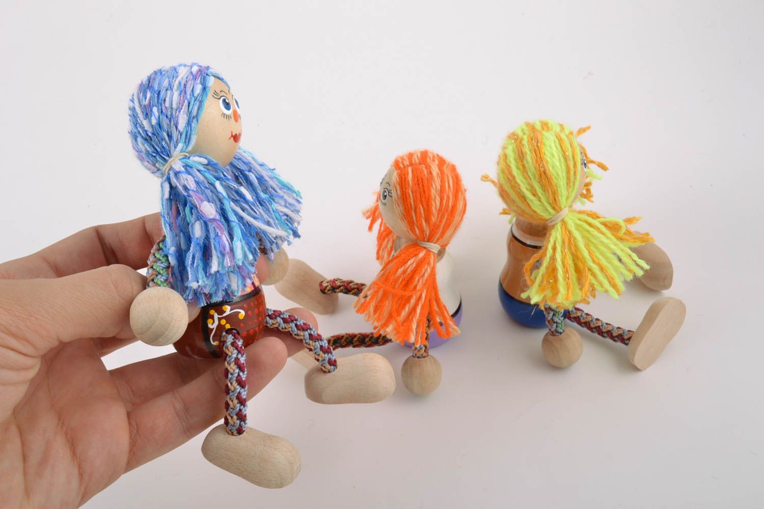 Деревянные эко игрушки подружки 3 штуки расписанные красками ручной работы фото 4