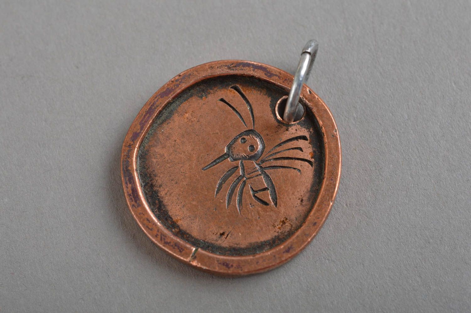 Круглый кулон из меди кованый ручной работы с изображением пчелки для девушки фото 3