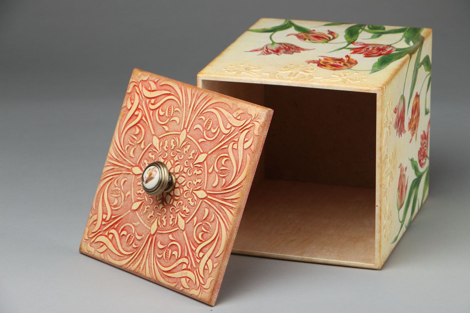 Boîte en bois décorée de peinture Tulipes photo 3