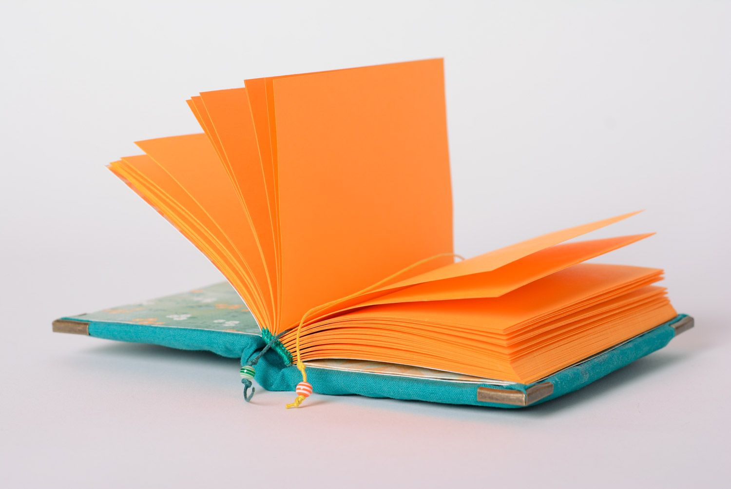 Handgemachtes Notizbuch mit Stoffumschlag und Lesezeichen im Vintage Stil blau foto 2