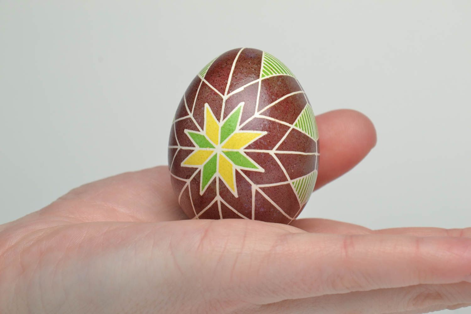 Расписное пасхальное яйцо декорированное анилиновыми красителями фото 5