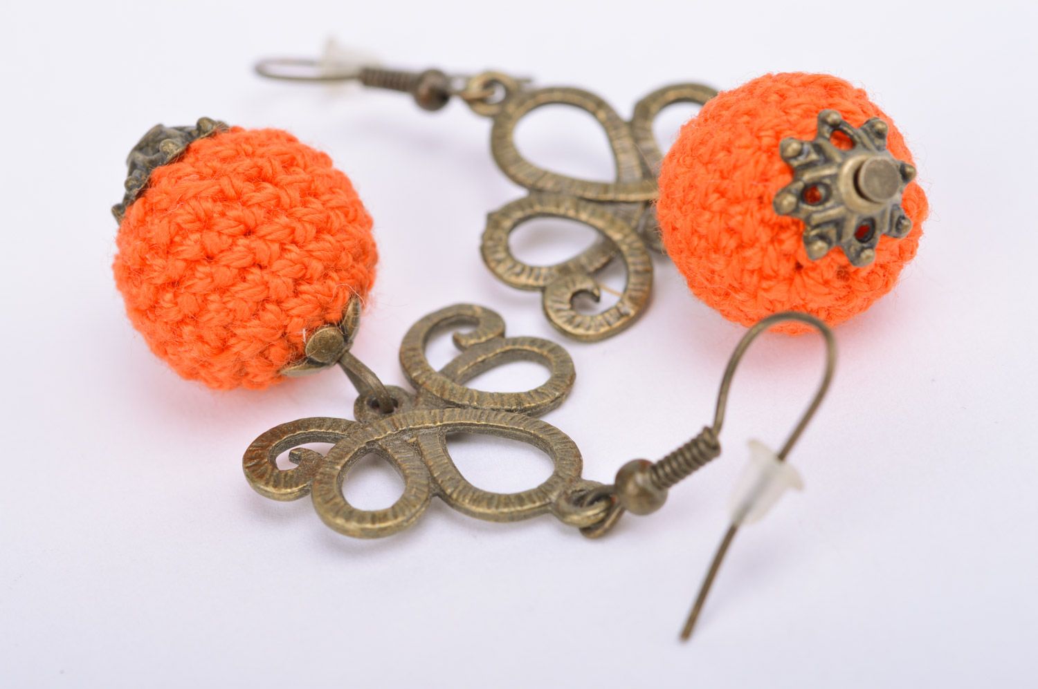 Künstlerische schöne handgemachte orange Ohrringe aus Perlen mit Vintage Furnitur foto 1