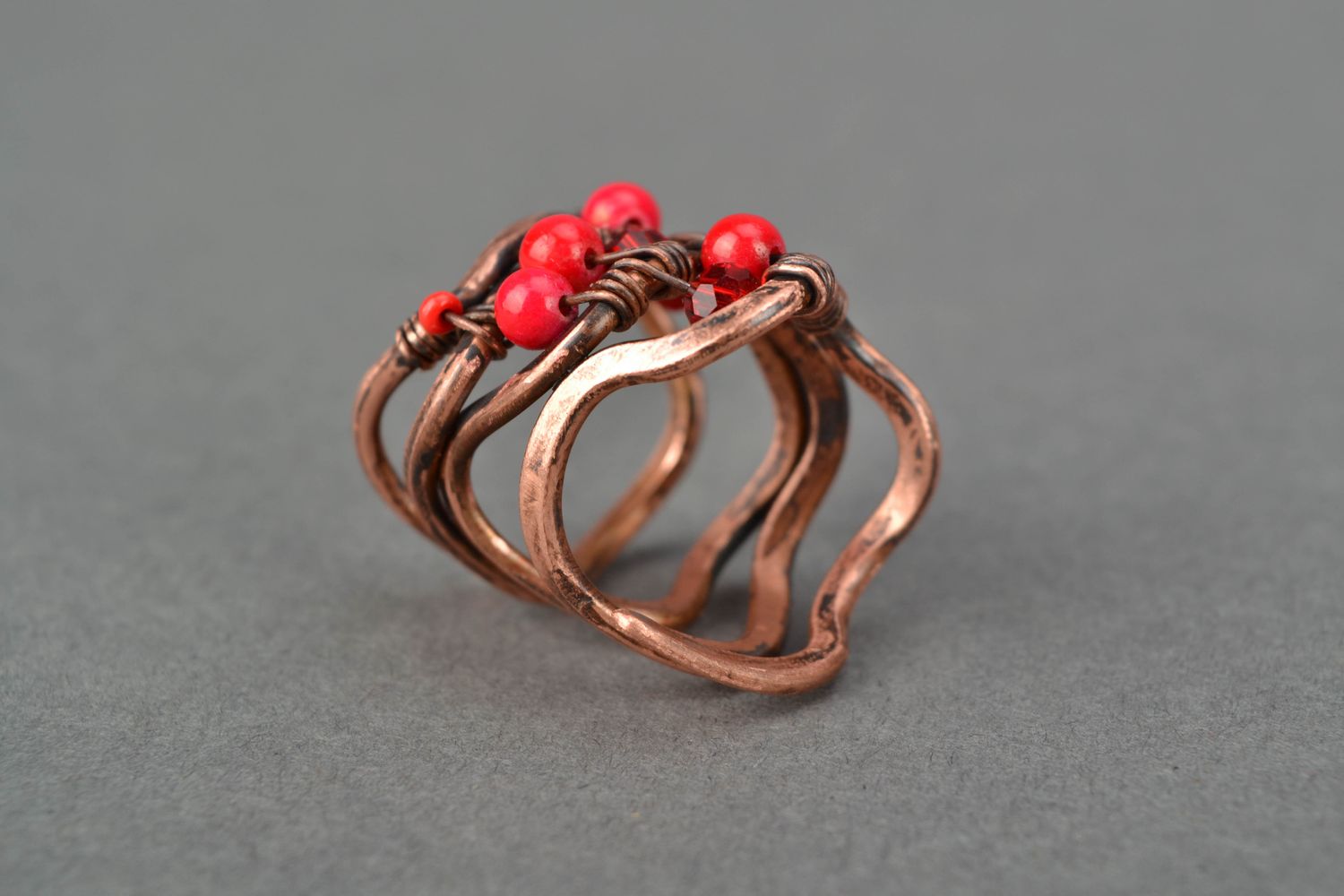 Медное кольцо в технике wire wrap с кораллом фото 4