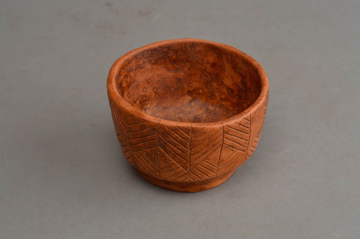 Kleine tiefe braune keramische handgemachte Schale aus Ton mit Muster  foto 3