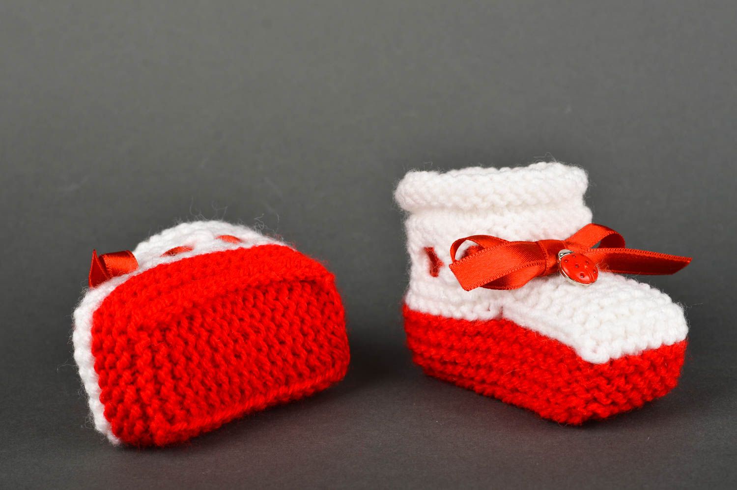 Chaussons bébé fille faits main Chaussures bébé blanc-rouge tricotés Cadeau bébé photo 2