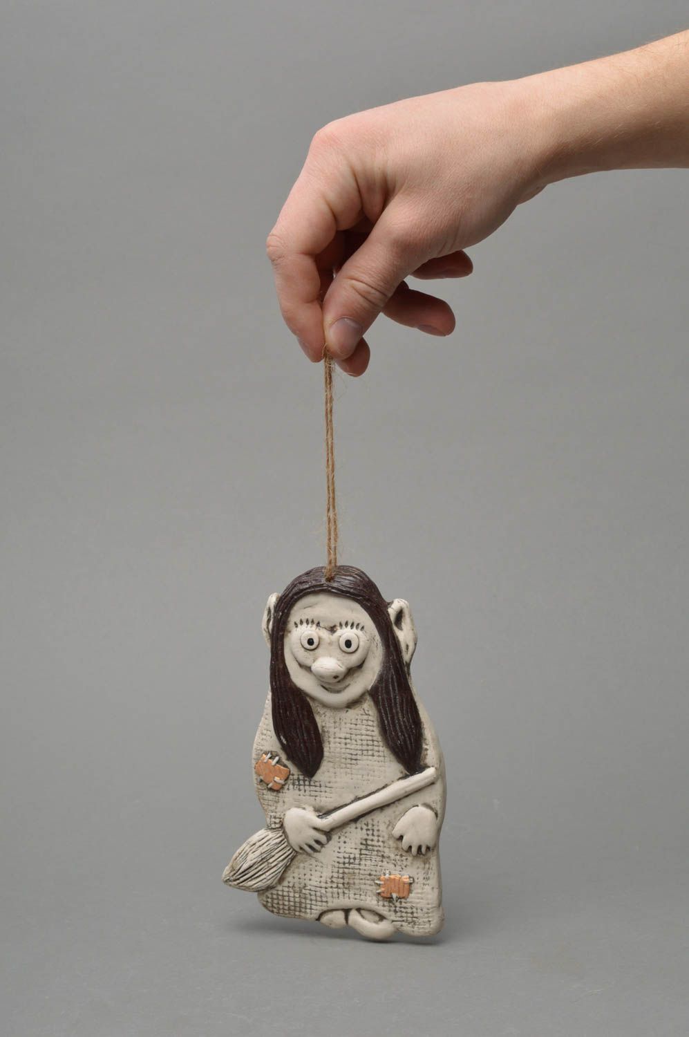 Décoration à suspendre petite faite main en porcelaine Lutin avec balai photo 4