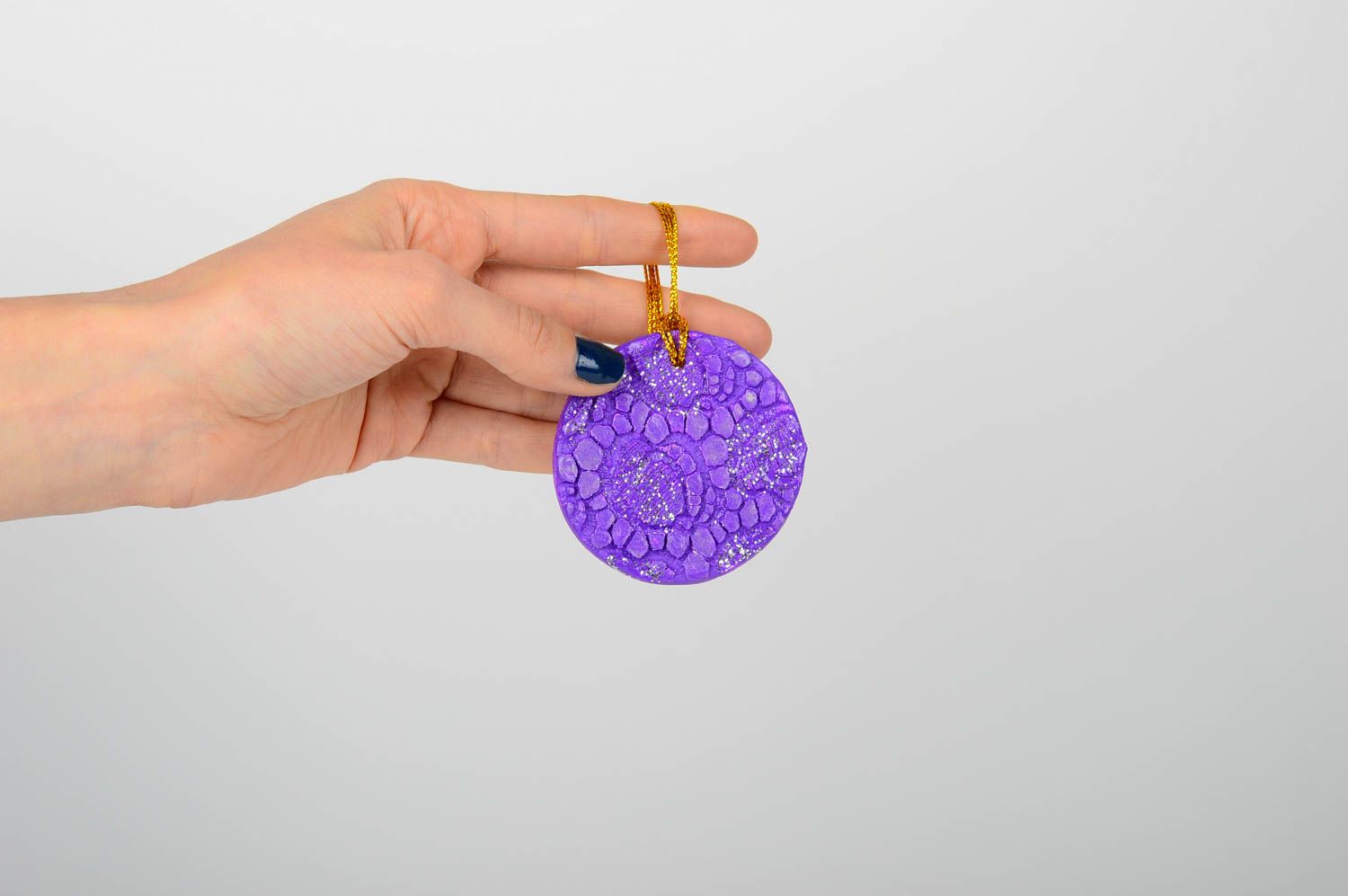 Игрушка на елку handmade декор для дома игрушка из глины расписная фиолетовая фото 2