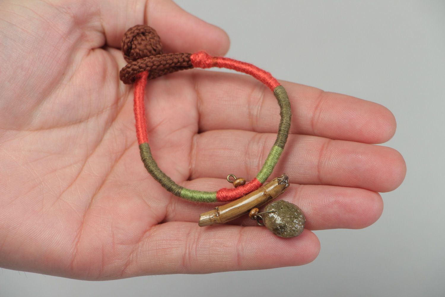 Handgemachtes Armband aus Fäden bunt mit natürlichen Algen in Epoxidharz schön foto 4