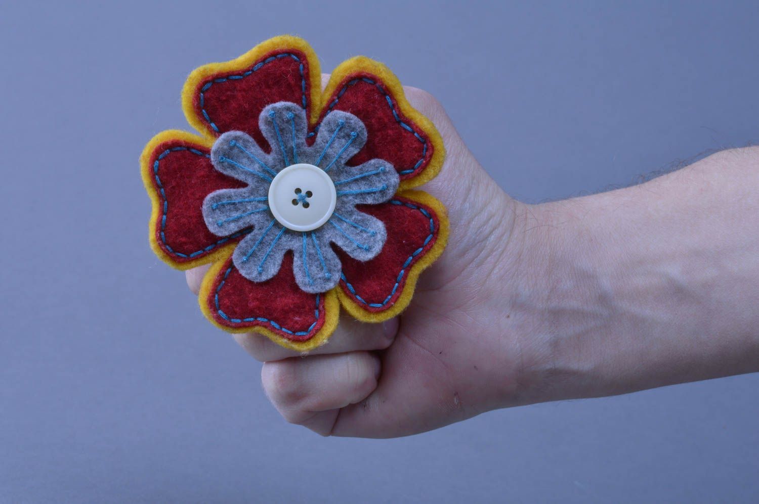 Broche de fieltro artesanal bonito multicolor con botón Verano foto 4