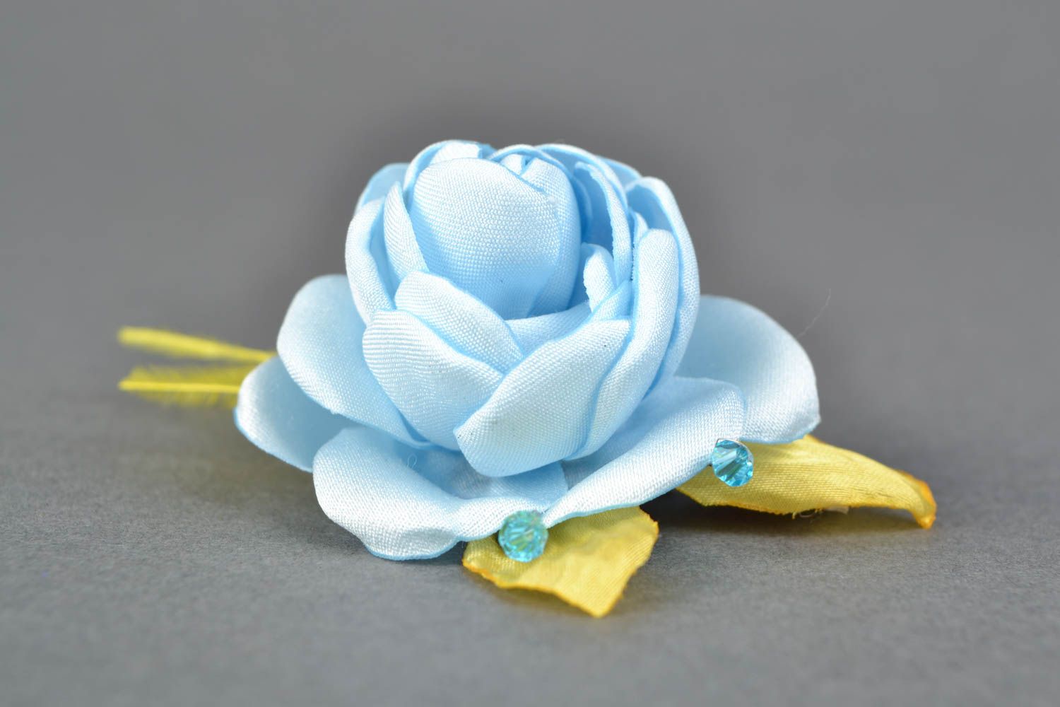 Handgemachte Haarklemme aus Stoff Atlas und Chiffon Blaue Rose  foto 3