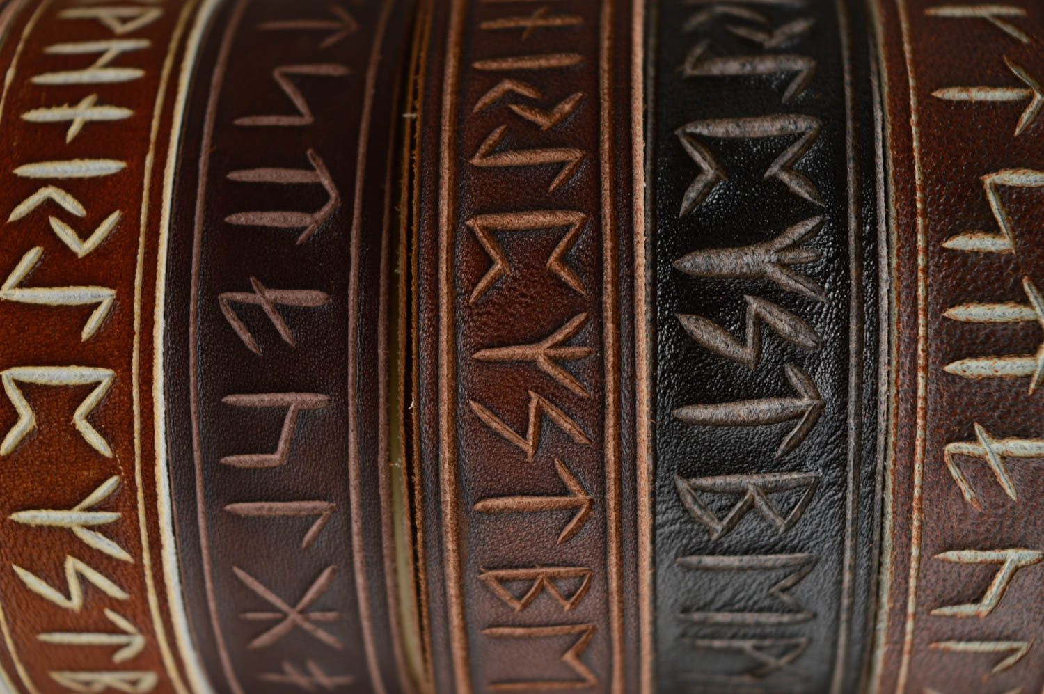 Bracelet en cuir naturel style ethnique fait main original marron avec runes photo 5