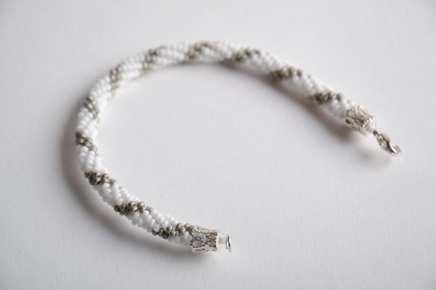 Schönes weißes handmade Armband aus böhmischen Glasperlen in Form der Litze foto 4