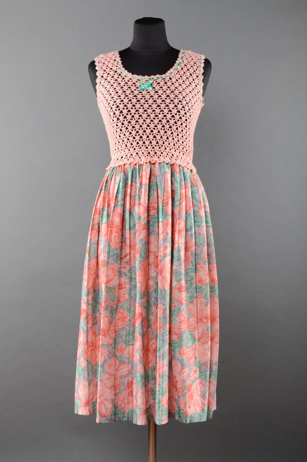 Платье вязаное крючком средней длины розовое фото 1