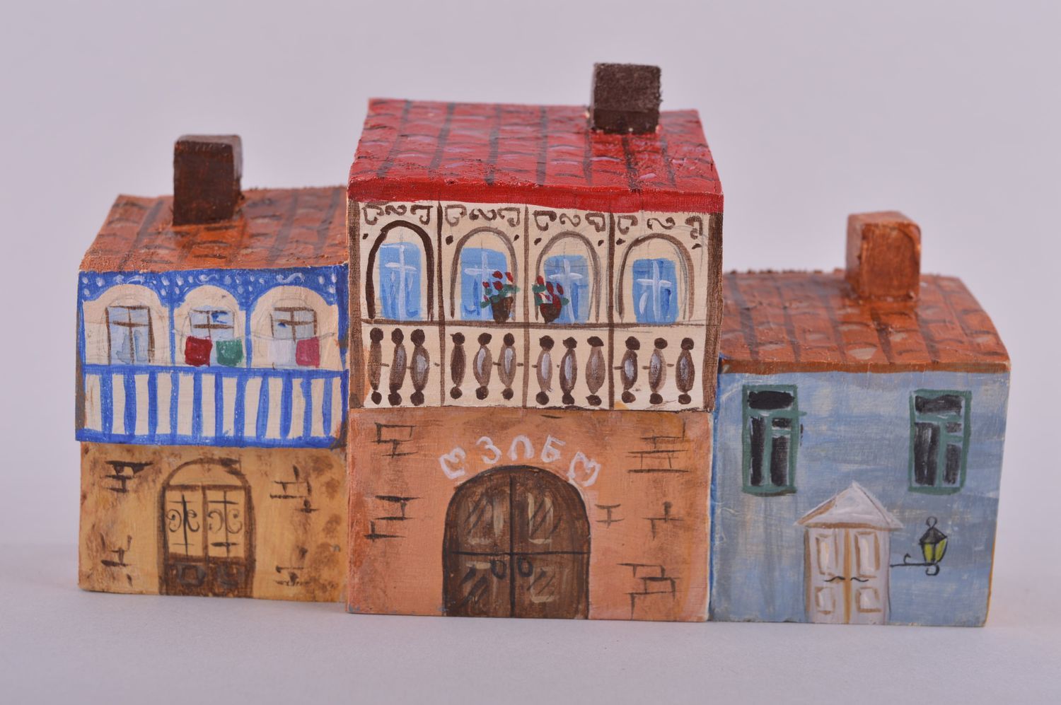 Figurine maison mini fait main Figurine bois peinte Déco intérieur originale photo 2