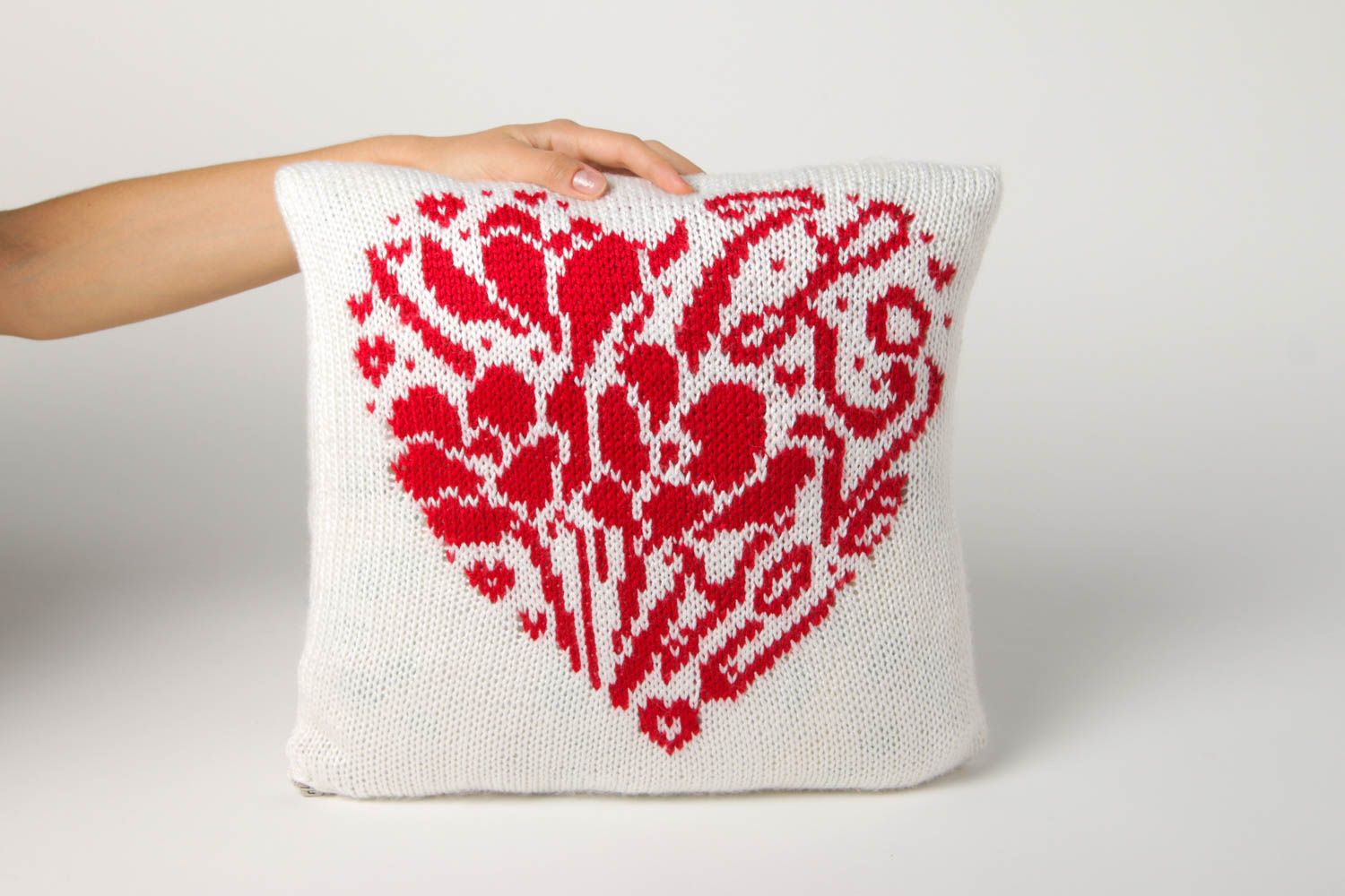 Подушка на диван хенд мейд декоративная подушка сердце вязаная подушка спицами фото 2