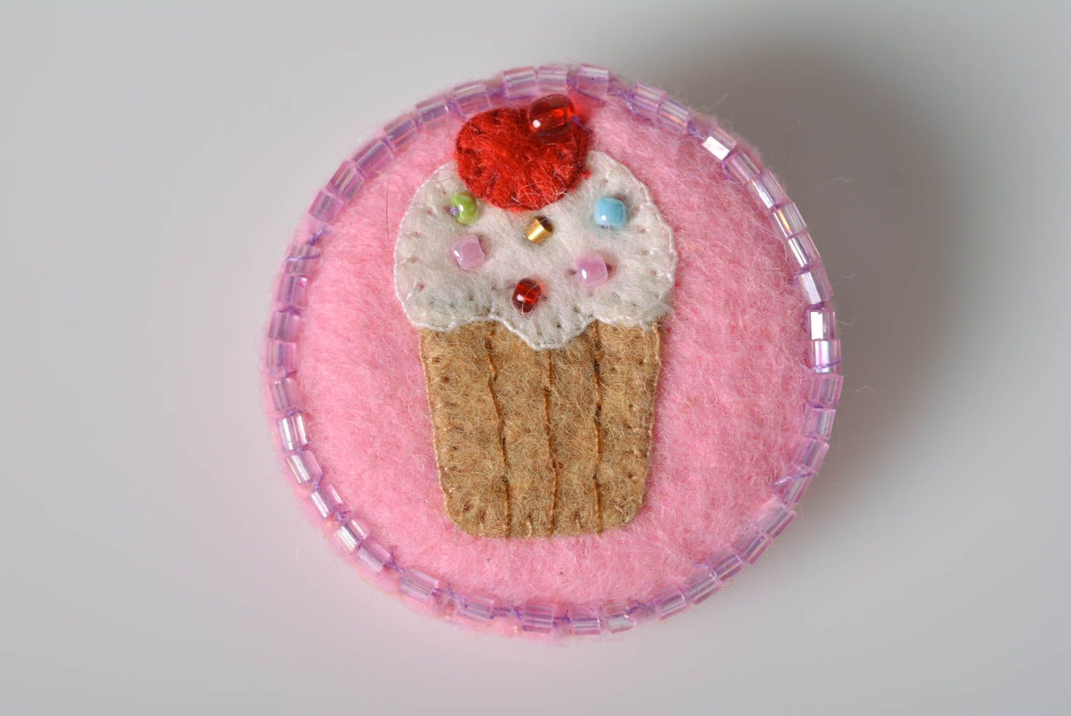Broche ronde gâteau faite main Accessoire fille en feutre rose Cadeau fille photo 1