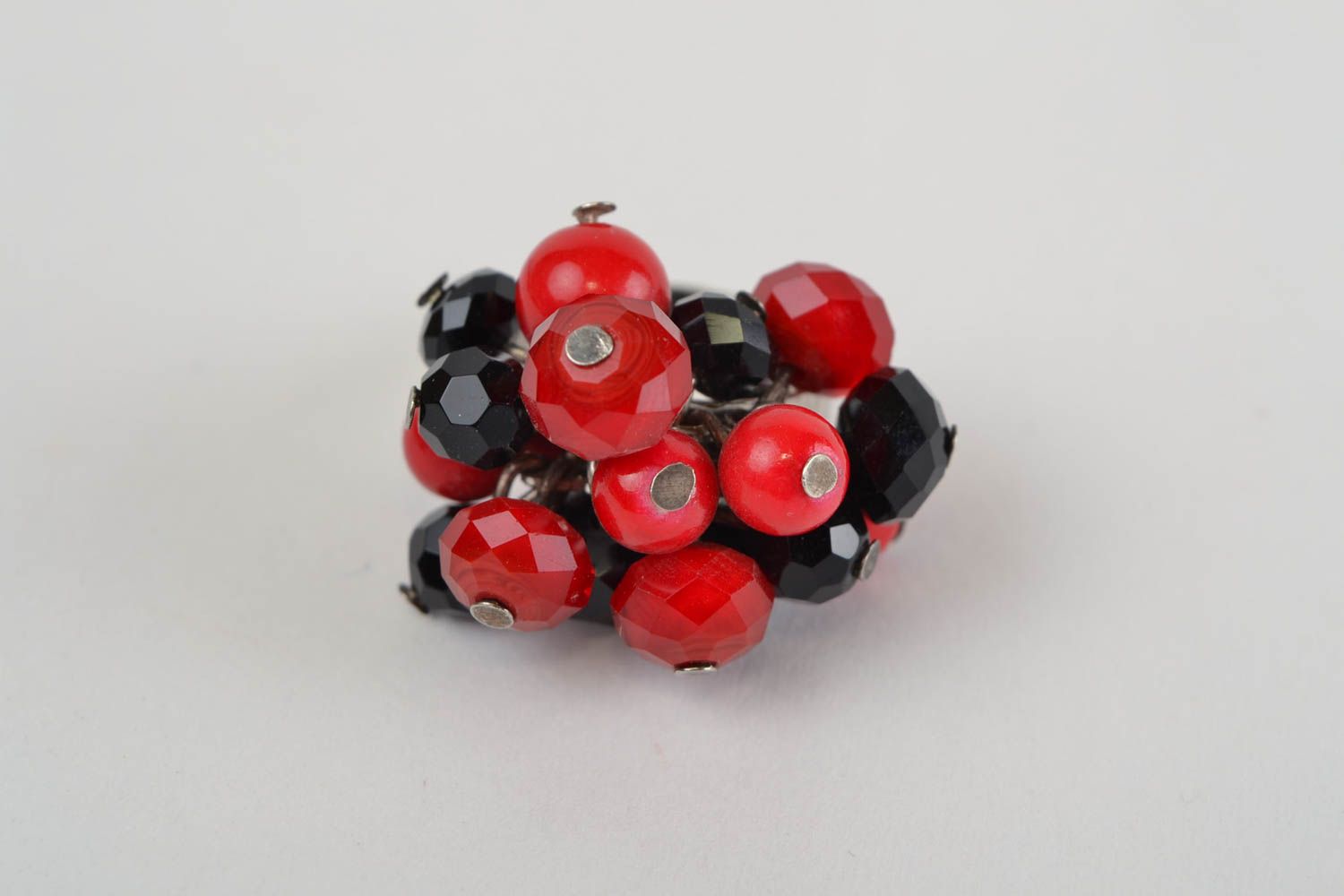 Steinen Ring aus Glasperlen schwarz mit rot verstellbar interessant handgemacht foto 3