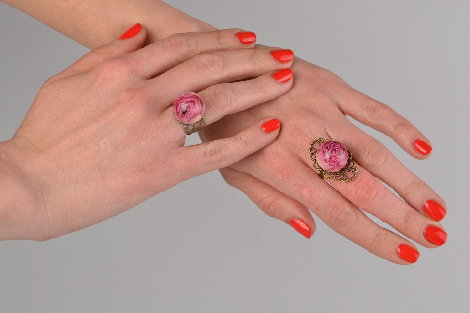 Set of 2 handmade rings with lacy metal basis and flowers in epoxy resin photo 2