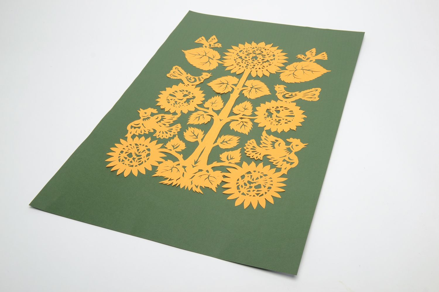 Вырезанная картина из бумаги витинанка на зеленом фоне Древо жизни фото 2
