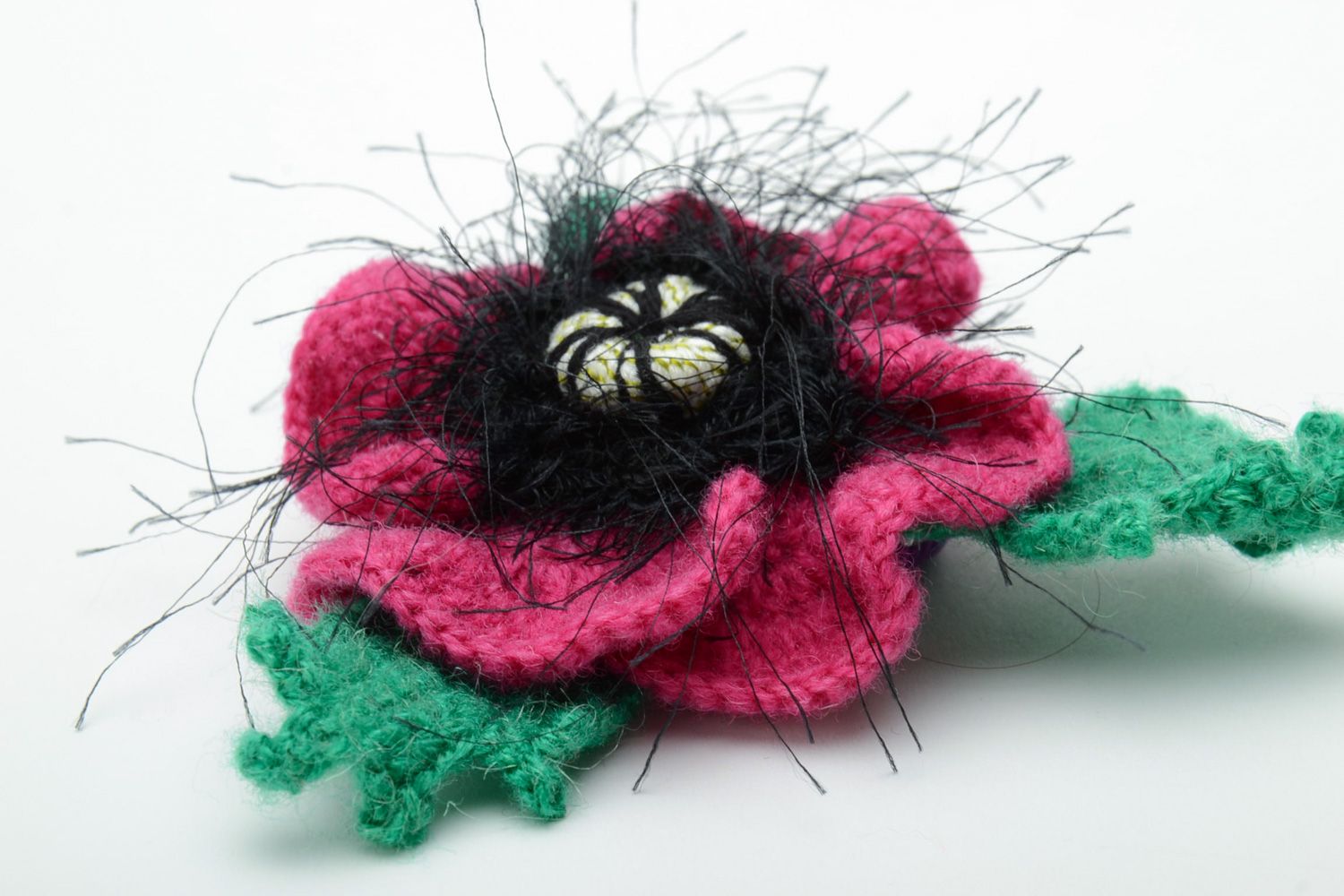 Bunter kleiner Haargummi handmade mit gehäkelter Blume aus Fäden für Mädchen foto 5