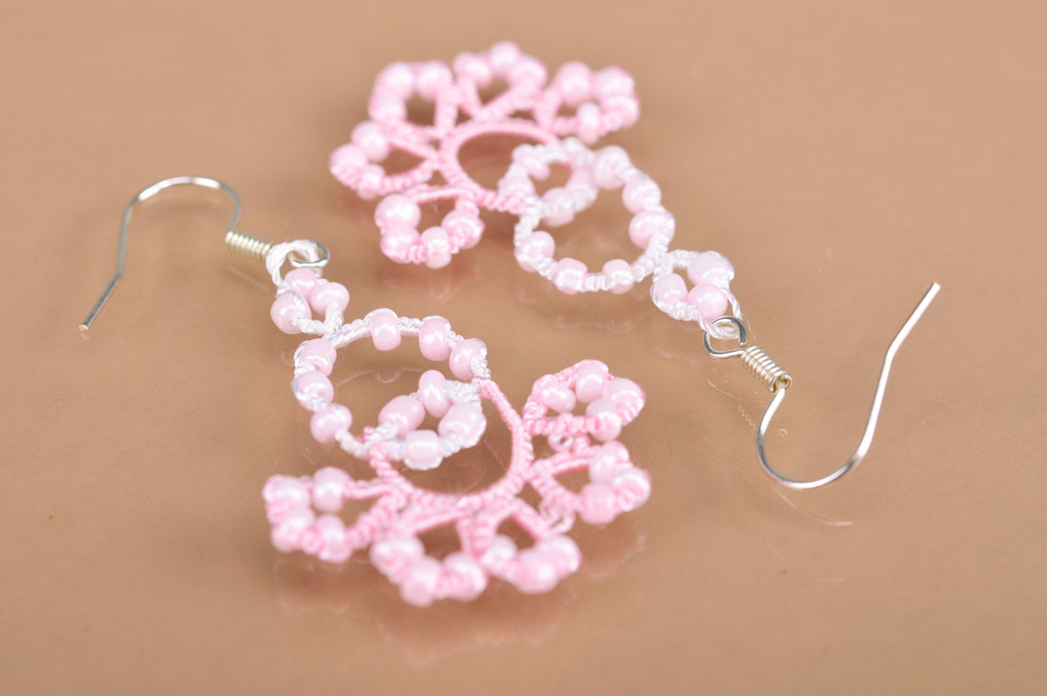 Gehäkelte rosa Spitzen Ohrringe aus Fäden mit Glasperlen in Occhi Technik Handarbeit  foto 4
