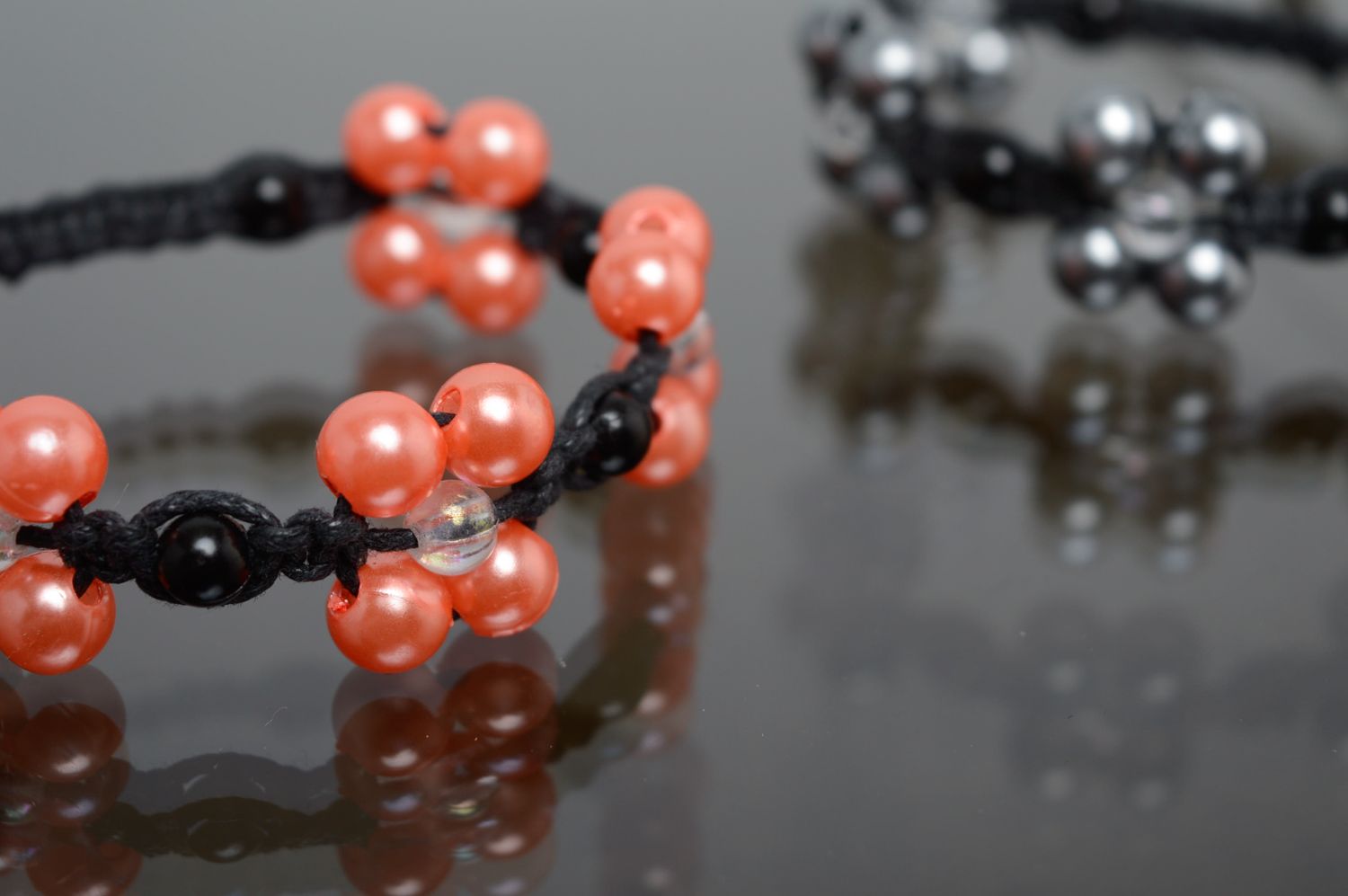 Плетеный браслет макраме из полиэстерового шнурка и керамических бусин  фото 5