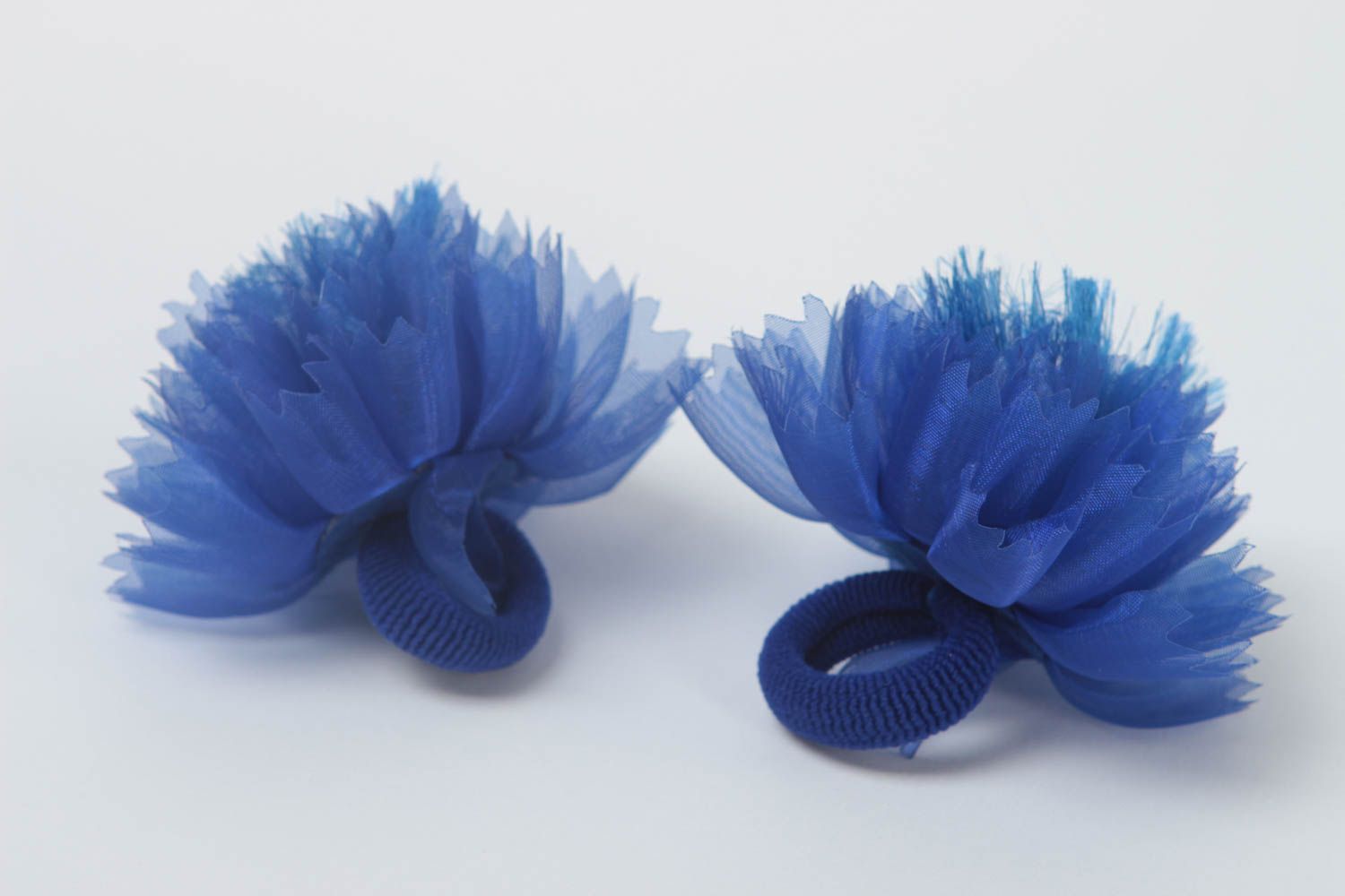 Резинки для волос с цветами из атласа и органзы ручной работы авторские 2 штуки фото 4