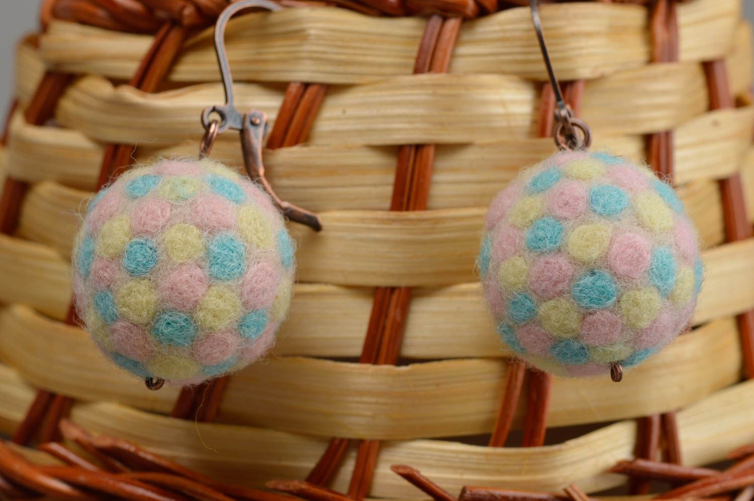 Boucles d'oreilles en laine technique feutrage boules multicolores faites main photo 1