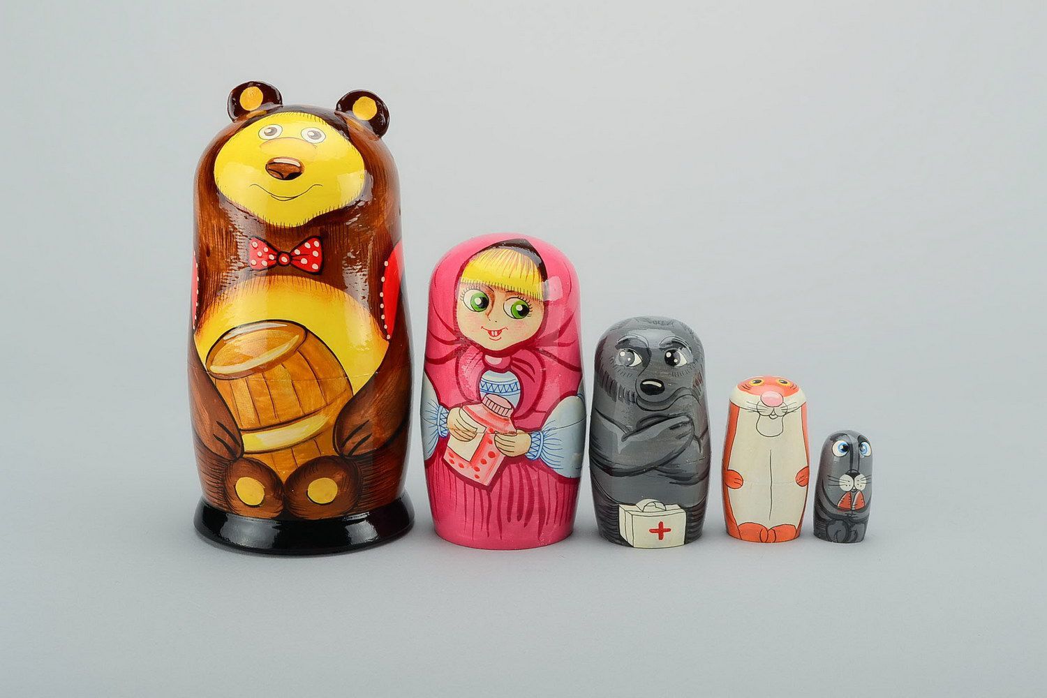 Matryoshka de madeira pintada Masha e o Urso foto 3