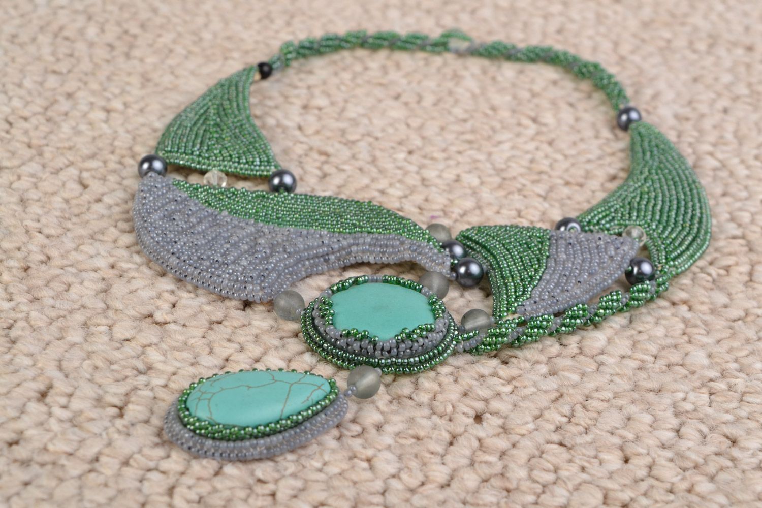 Traumhaftes handgemachtes grünes Collier aus echten Steinen und Glasperlen handmade für Frauen  foto 5