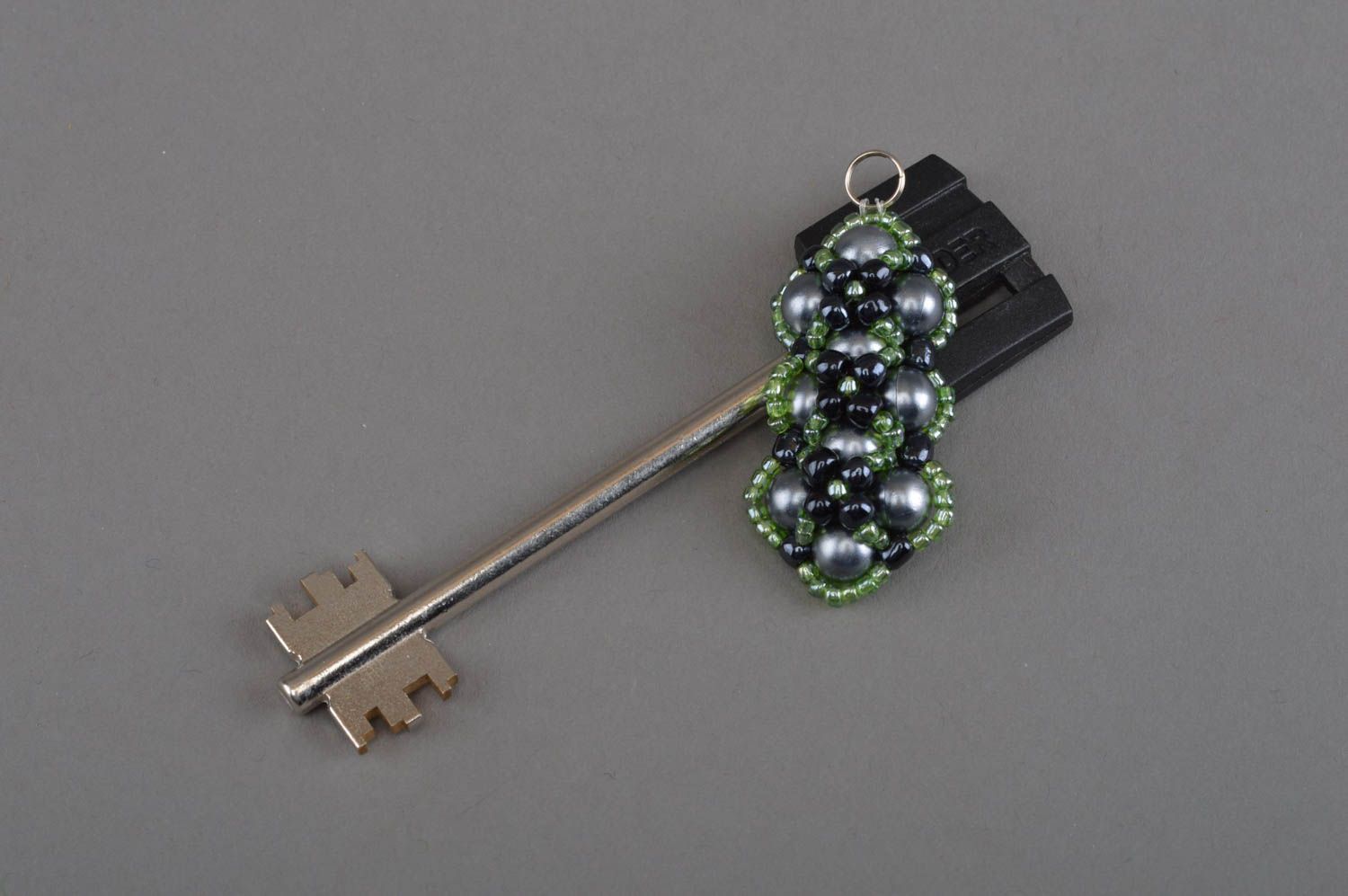 Porte-clés en perles de rocaille et perles fantaisie fait main vert anthracite photo 1