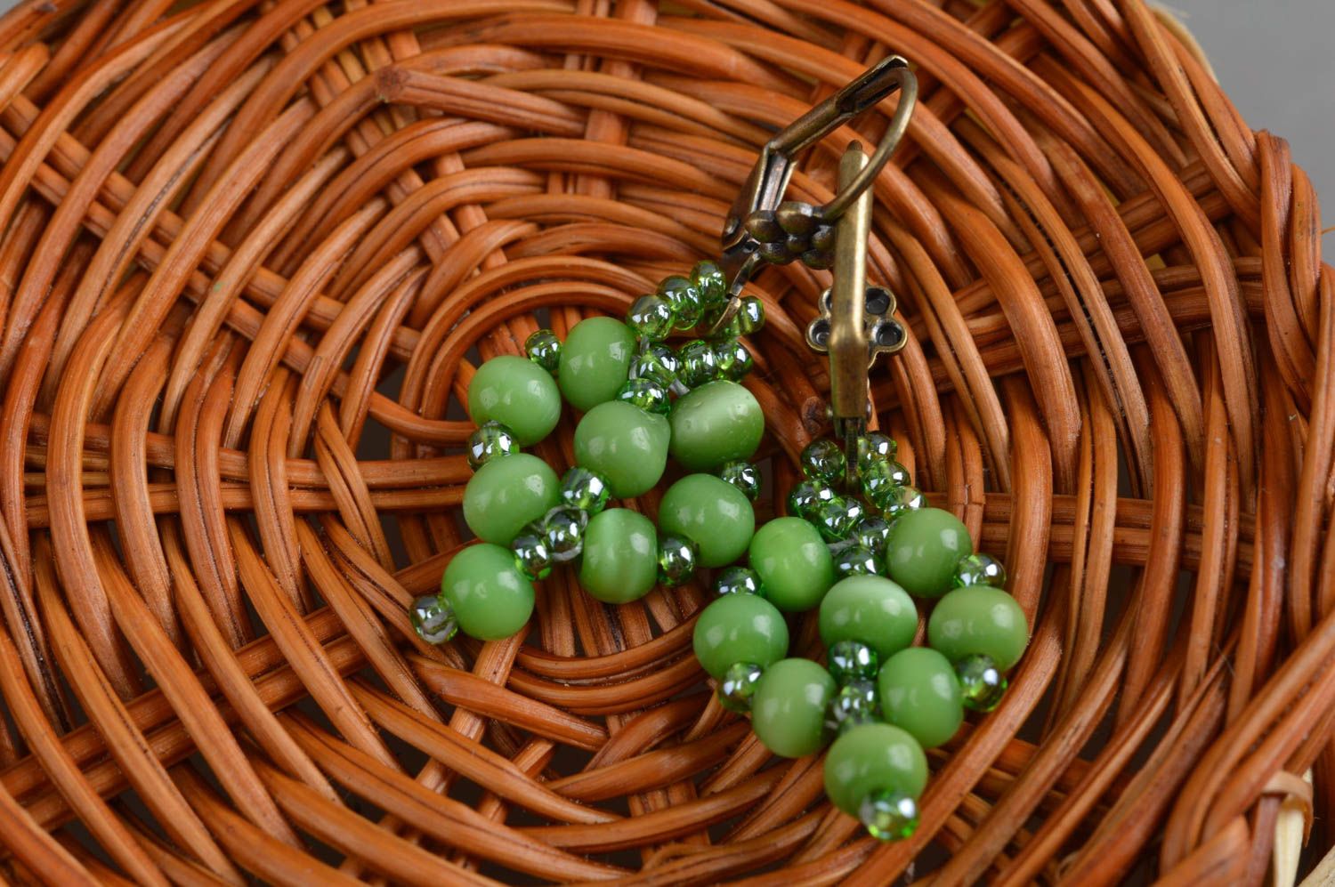 Серьги из натуральных камней длинные зеленые с бисером красивые ручной работы  фото 2