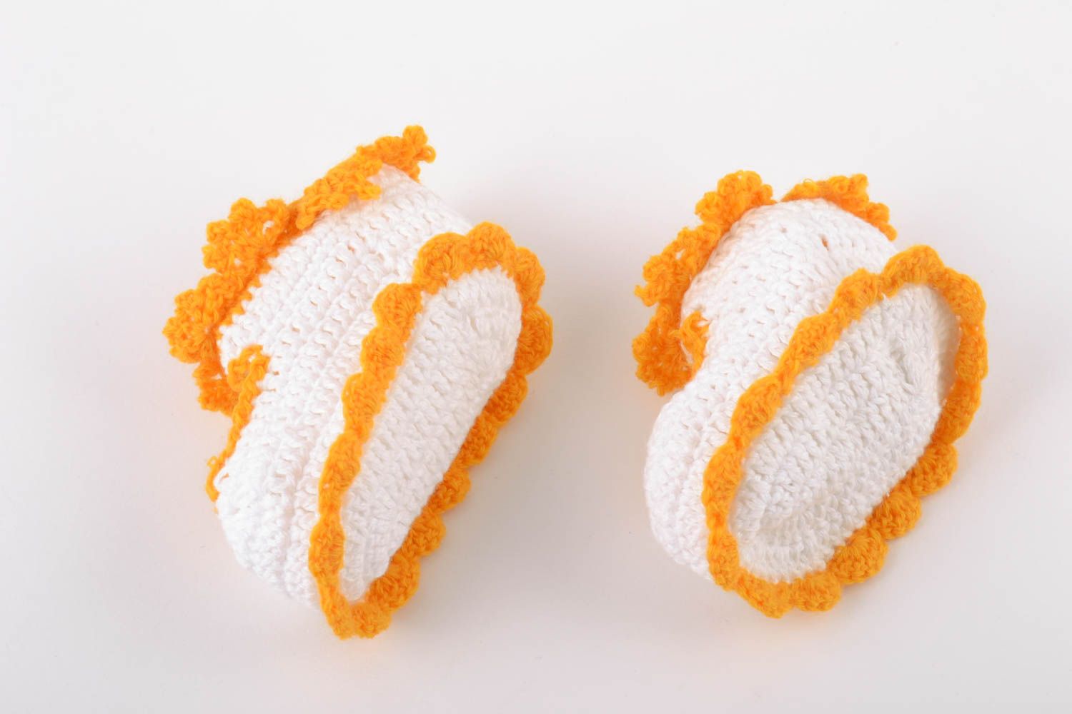 Пинетки ручной вязки красивые белые с оранжевым из натурального хлопка фото 4